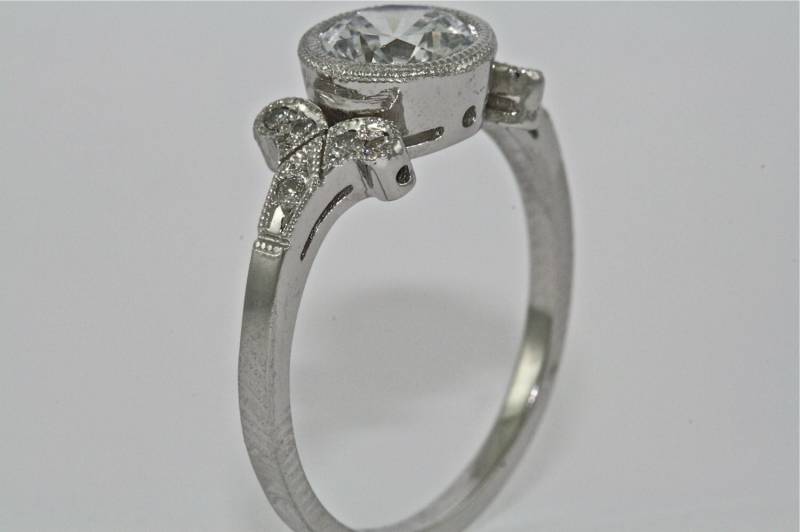 14Kt Weißgold Und Diamant Art Deco Design Verlobungsring Mit Einer Runden Form.90Ct Moissanite Center von MasterPieceJewelers