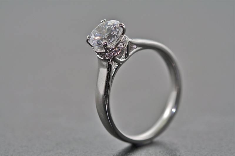 14Kt Weißgold Und Diamant Solitär Verlobungsring, Ehering Mit 1Ct Weißen Saphir Zentrum von MasterPieceJewelers