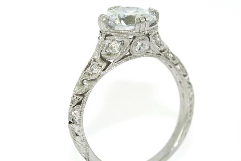 14Kt Weißgold Und Diamanten Edwardian Stil Hand Gravierte Verlobungsring Mit 1, 50 Ct Weißen Saphir Center Stein von MasterPieceJewelers