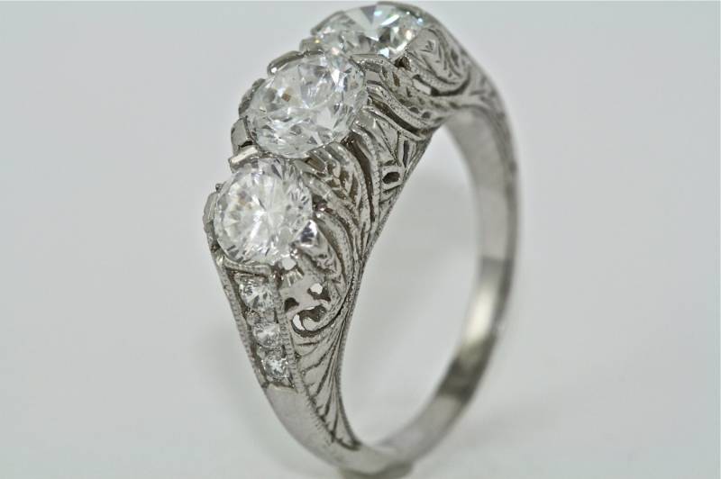 14Kt Weissgold Und Diamanten-Hand Graviert Art Deco Design 3 Stein Verlobungsring, Ehering Mit Weißen Saphiren Mitte Steine von MasterPieceJewelers