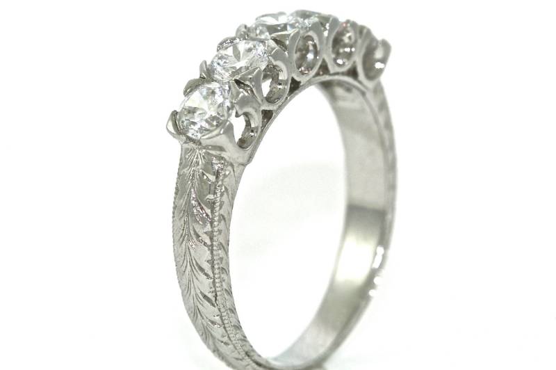 14Kt Weißgold Und Weiße Saphir Hand Graviert Hochzeit Band von MasterPieceJewelers