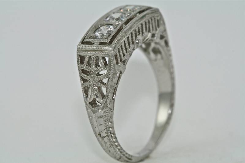 14Kt Weissgold Und Weißem Saphir 3 Stein Filigrane Verlobungsring Mit Hand Gravur von MasterPieceJewelers