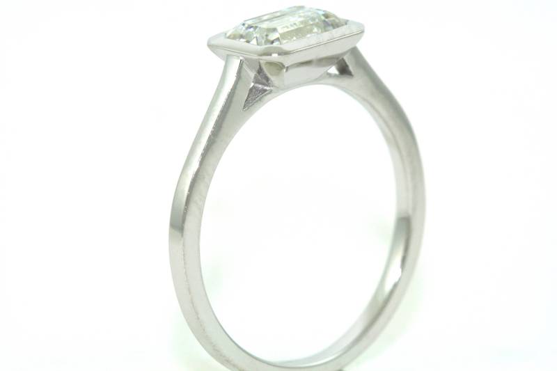 14Kt Weißgold Verlobungsring Mit 1, 50Ct Smaragd Geschnitten Cz Zentrum von MasterPieceJewelers