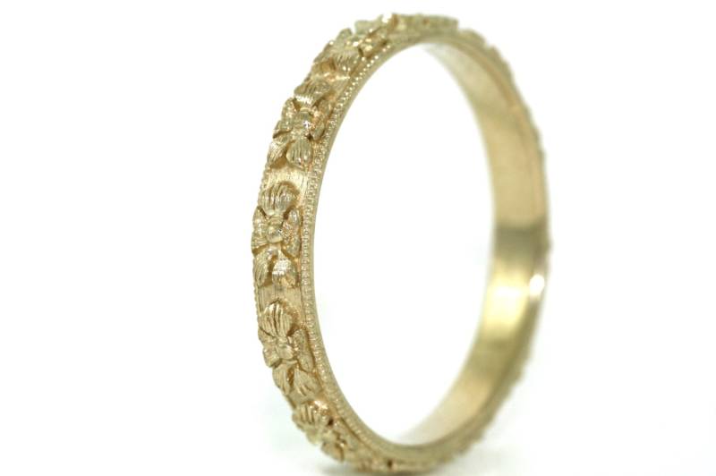 Ehering Aus 14-Karätigem Gelbgold Mit Handgraviertem Art-Déco-Design Und Blumenmuster von MasterPieceJewelers