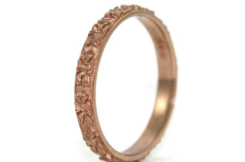 Ehering Aus 14-Karätigem Roségold Mit Handgraviertem Art-Déco-Design Und Blumenmuster von MasterPieceJewelers