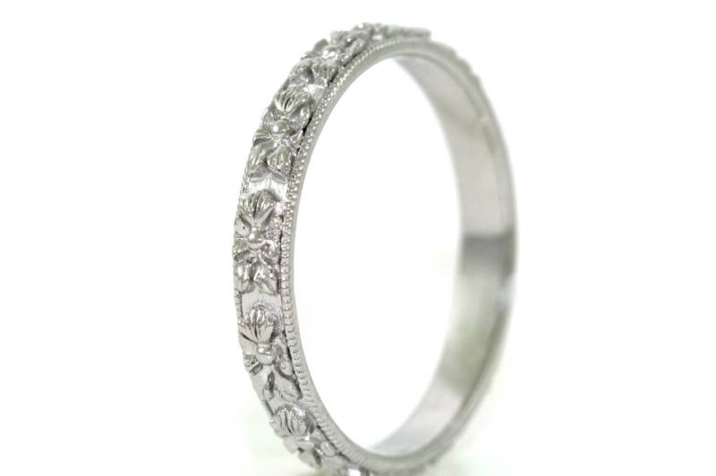 Ehering Aus 14-Karätigem Weißgold Mit Handgraviertem Art-Déco-Design Und Blumenmuster von MasterPieceJewelers