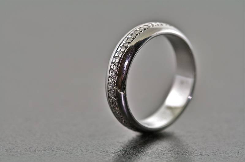 Handgravierter Ehering Aus 14-Karätigem Weißgold von MasterPieceJewelers