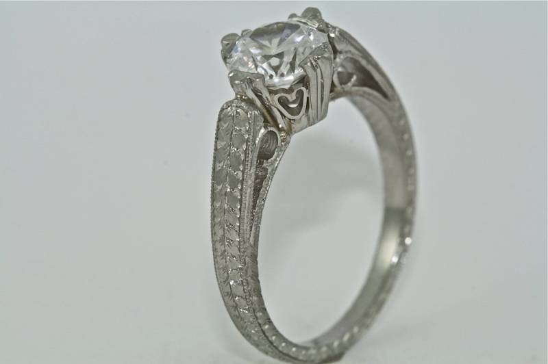 Plaitnum Art Deco Design Hand Gravierte Verlobungsring Mit 1, 10 Ct Moissanite von MasterPieceJewelers