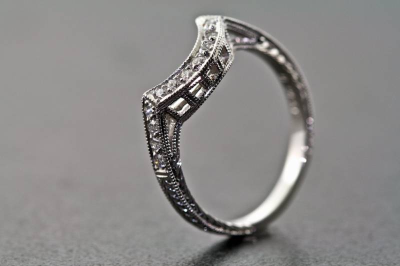 Platin Gebogen Diamant Hand Graviert Estate Design Hochzeit Band von MasterPieceJewelers