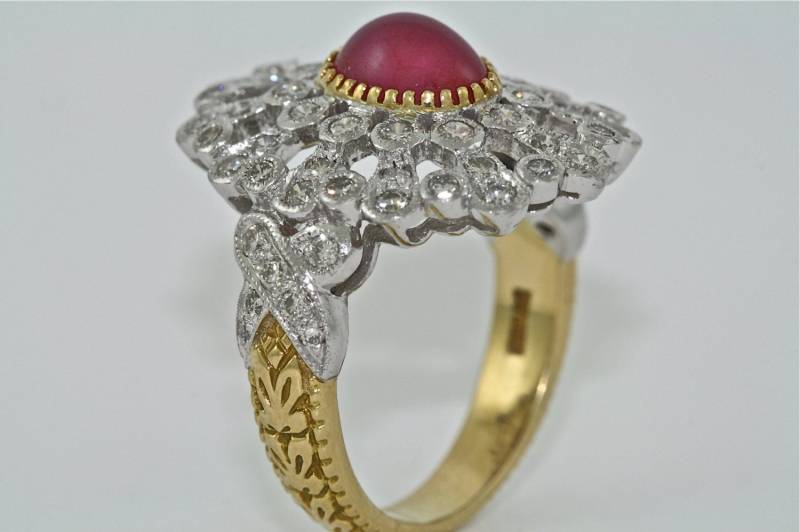 Platin Und 18Kt Gelb Gold Diamond Hand Gravierte Verlobungsring Mit 1, 00 Ct-Cabochon-Ruby von MasterPieceJewelers