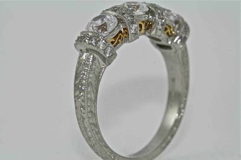 Platin Und 18Kt Gelb Gold Diamond Hand Gravierte Verlobungsring Mit 3 Weißen Saphiren von MasterPieceJewelers