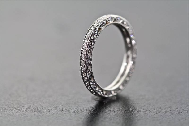 Platin Und Diamant Art Deco Design Eternity Ring von MasterPieceJewelers