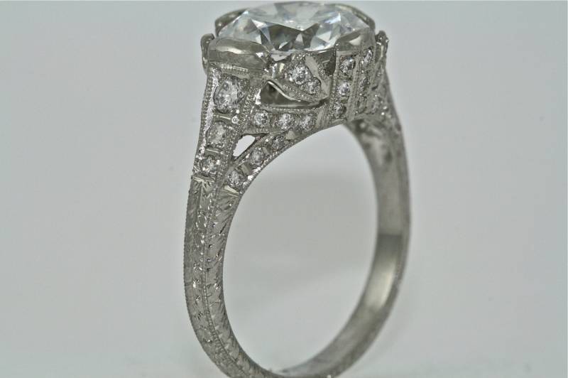 Platin Und Diamant Art Deco Design Handgravierter Verlobungsring Mit 2.75Ct Moissanit Mitte von MasterPieceJewelers