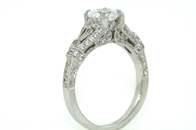 Platin Und Diamanten Art Deco Design Hand Gravierte Verlobungsring Mit Stein 1, 00 Ct Weiß Saphir Mitte von MasterPieceJewelers