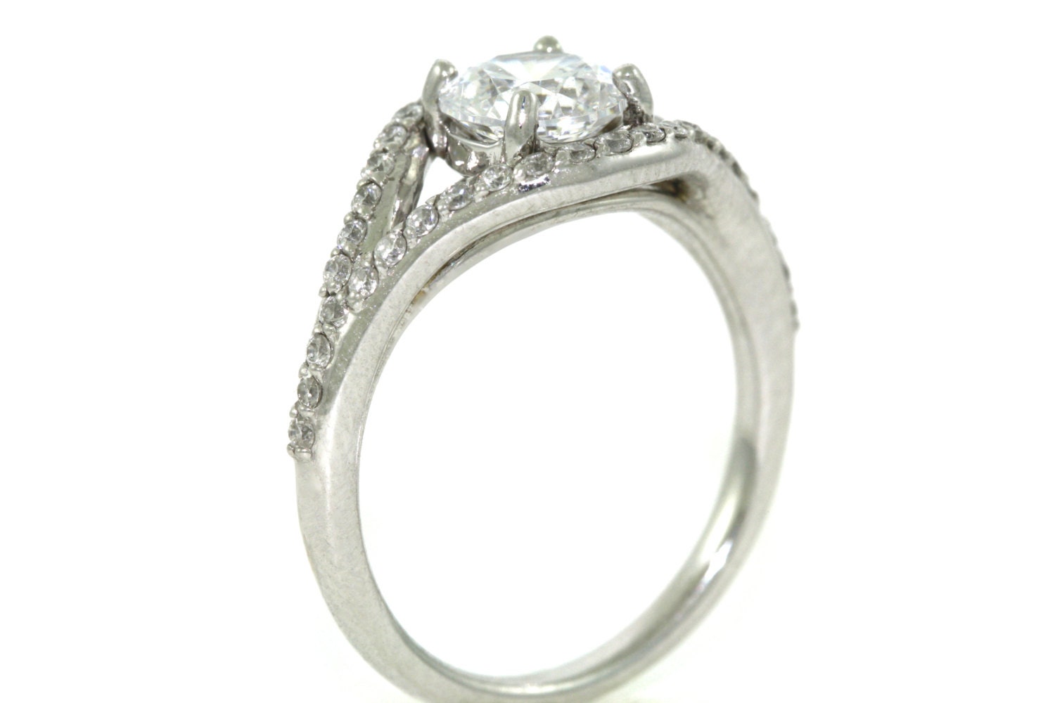 Platin Und Diamanten Art Deco Design Verlobungsring Mit Einem 1, 00 Ct Weiß Sapphrie Center von MasterPieceJewelers