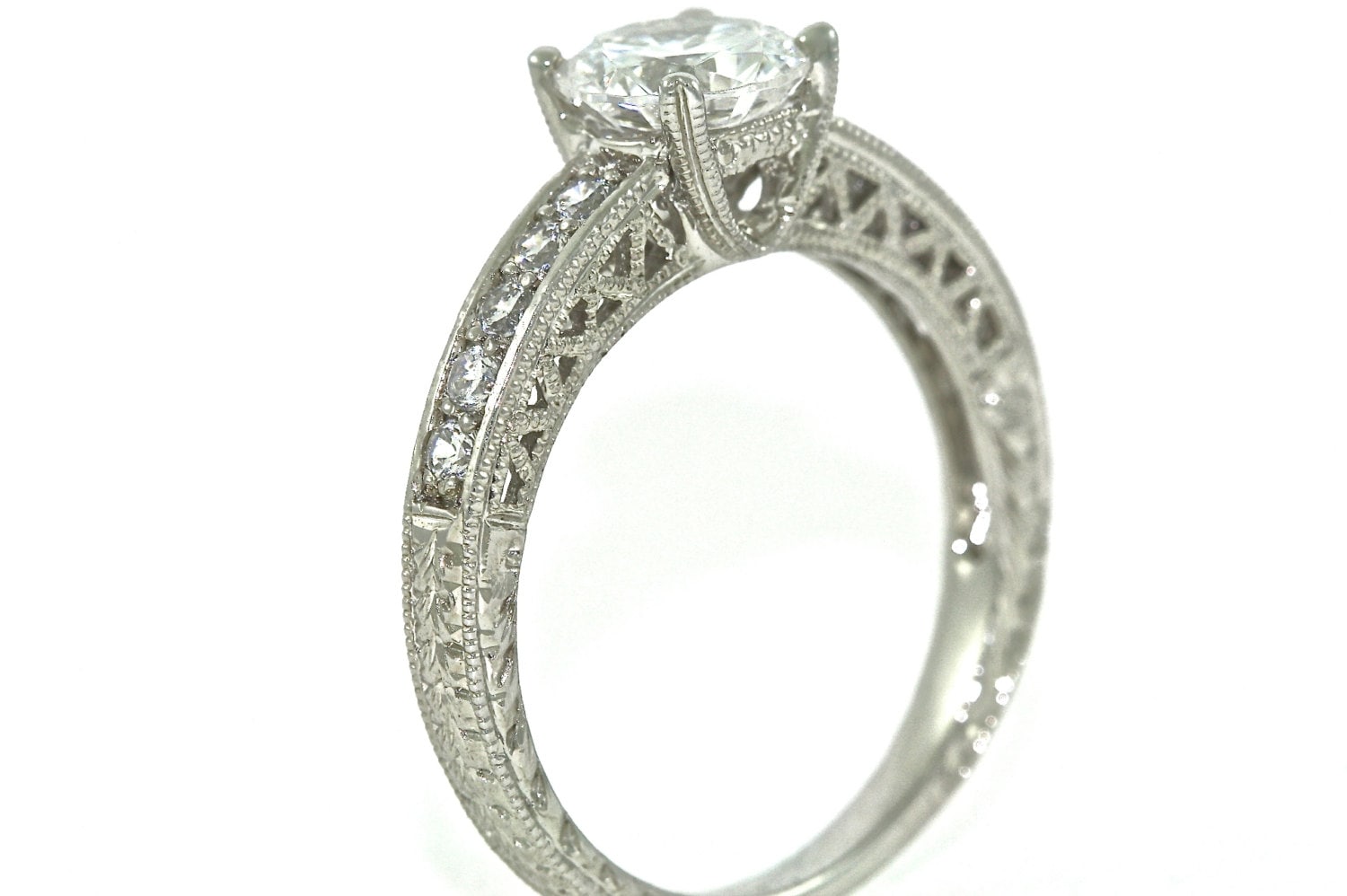 Platin Und Diamanten Art Deco Entwurf Solitaire Hand Gravierte Verlobungsring Mit 1, 00 Ct White Sapphire Center Platin Und Diamanten Art Deco Entwurf Solitaire Hand Gravierte Verlobungsring Mit 1, 00 Ct White Sapphire Center von MasterPieceJewelers