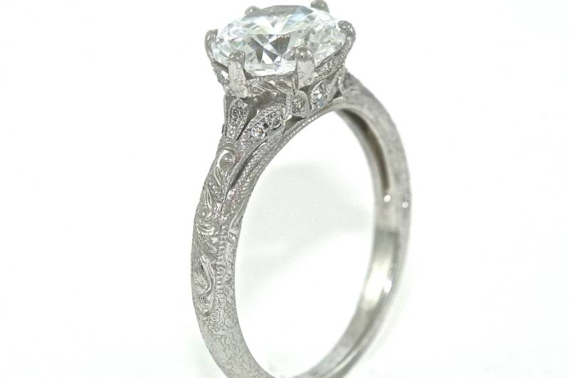 Platin Und Diamanten Im Edwardian Stil Handgravierter Verlobungsring Mit 1.60Ct Moissanit Mittelstein von MasterPieceJewelers