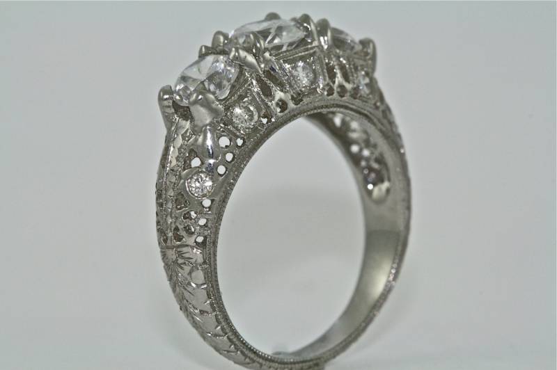 Platin Und Diamanten Vintage-Stil Hand Graviert Filigrane 3 Stein Verlobungsring von MasterPieceJewelers
