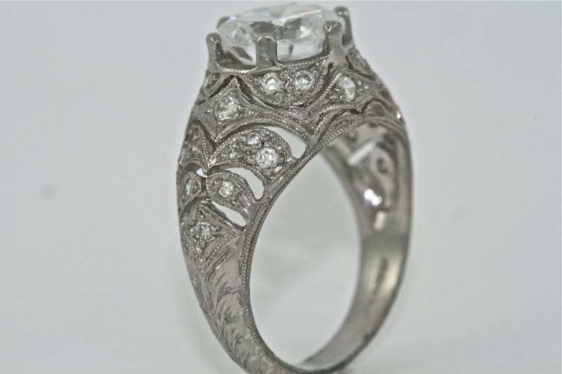 Platinum - Und Diamond Edwardian Style Hand Gravierte Verlobungsring, Ehering Mit 5, 00 Ct-Cz-Center von MasterPieceJewelers
