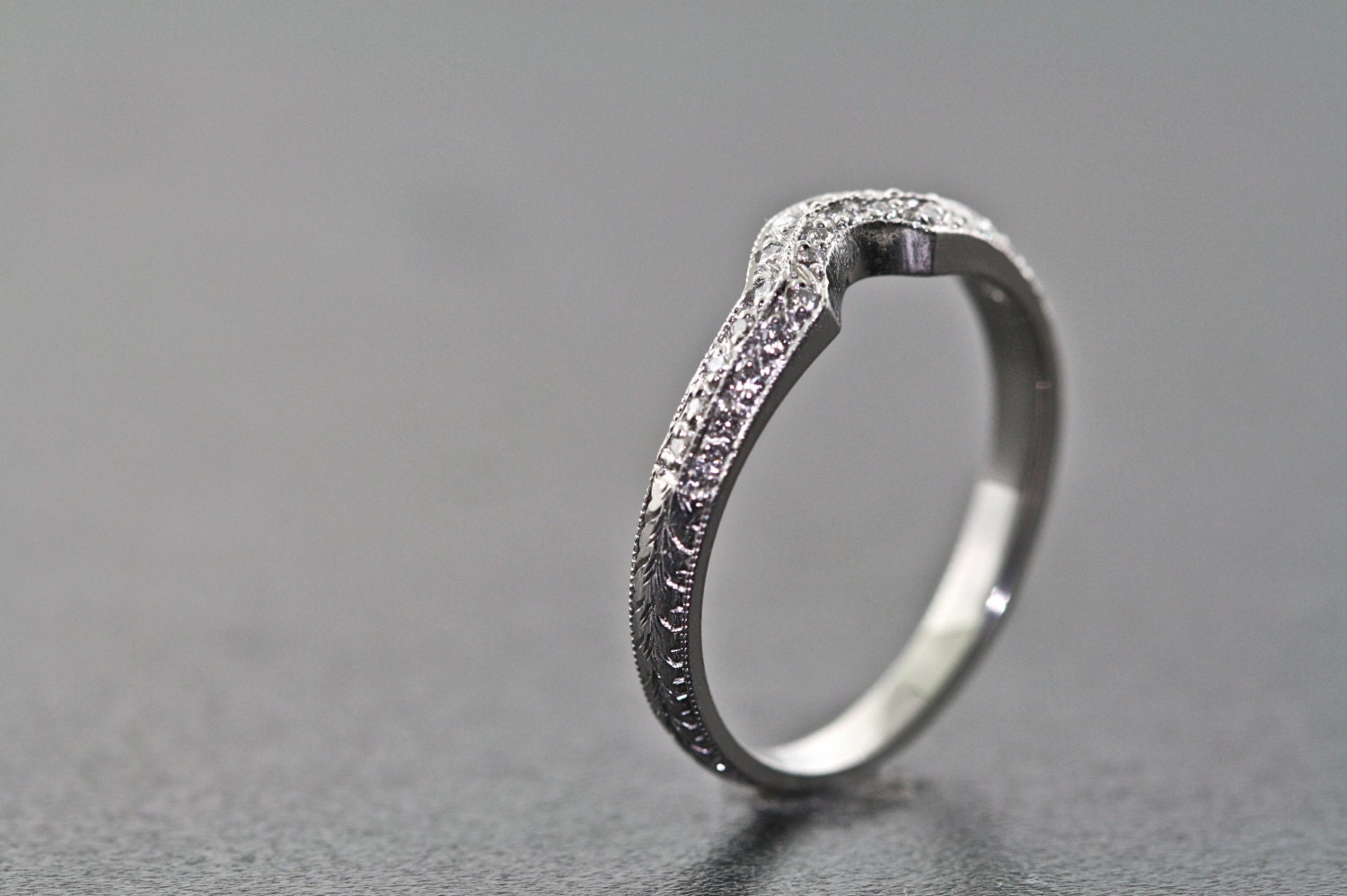 Platinum - Und Diamond Gekrümmte Hand Gravierte Eheringe Platinum - Und Diamond Gekrümmte Hand Gravierte Eheringe von MasterPieceJewelers