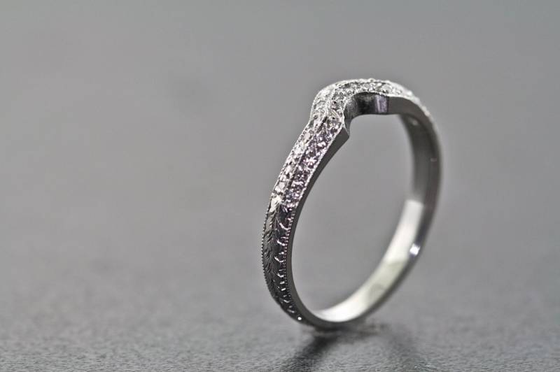 Platinum - Und Diamond Gekrümmte Hand Gravierte Eheringe von MasterPieceJewelers