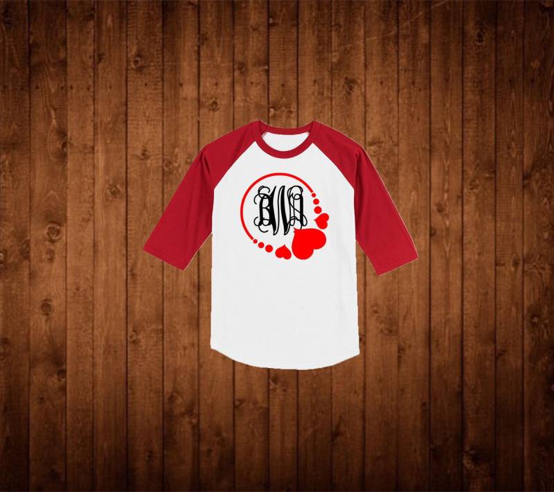 Monogramm Shirt, Herz Valentinstag Geschenk von MastermindPrintingla