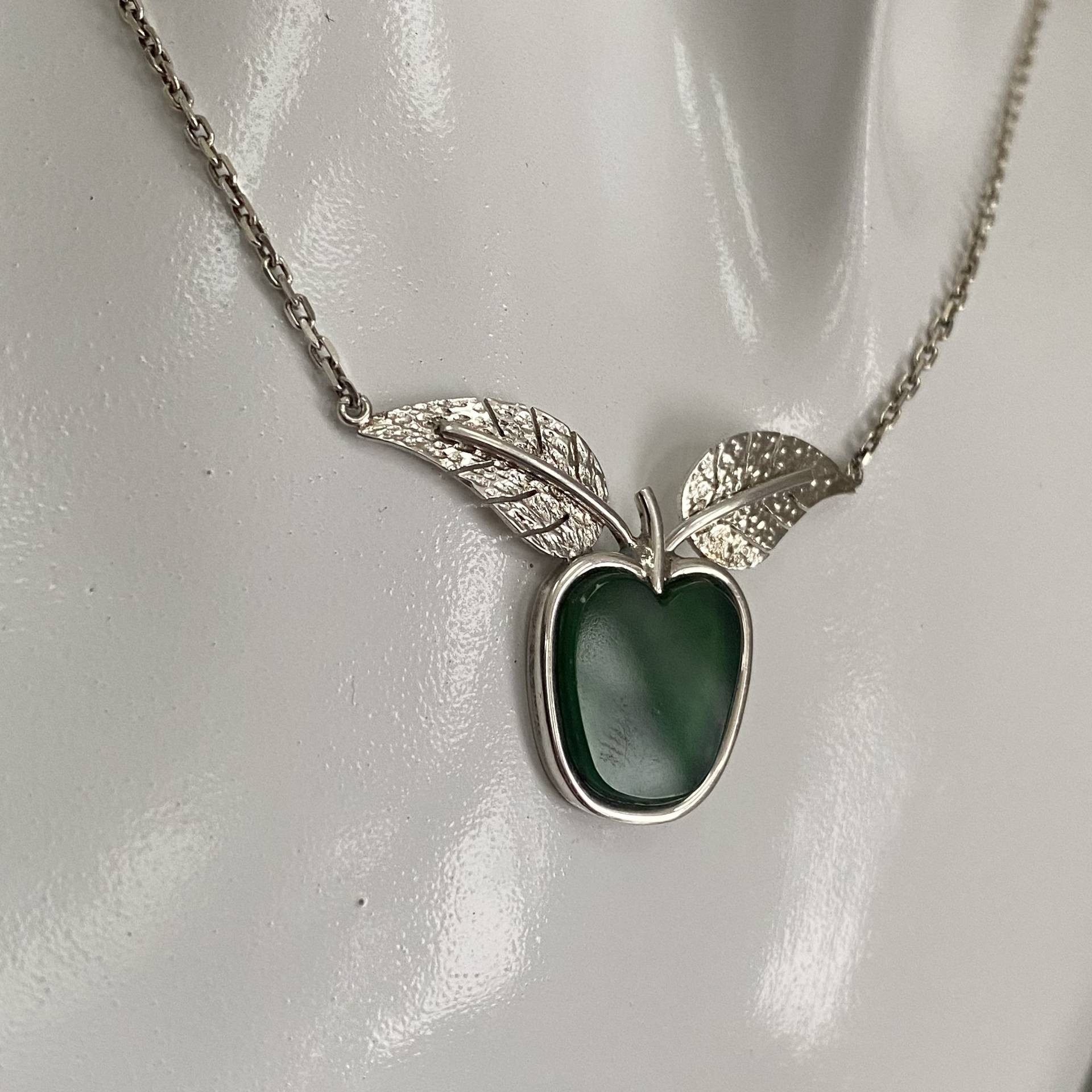 Apfel-Halskette Handgemachter Sterlingsilber-Grüner Apfel Mit Blättern An Der Kette Schmuck Du Bist Meines Auges Apfel-Halskette Handgemachter Sterlingsilber-Grüner Apfel Mit Blättern An Der Kette Schmuck Du Bist Meines Auges von Masterpearl