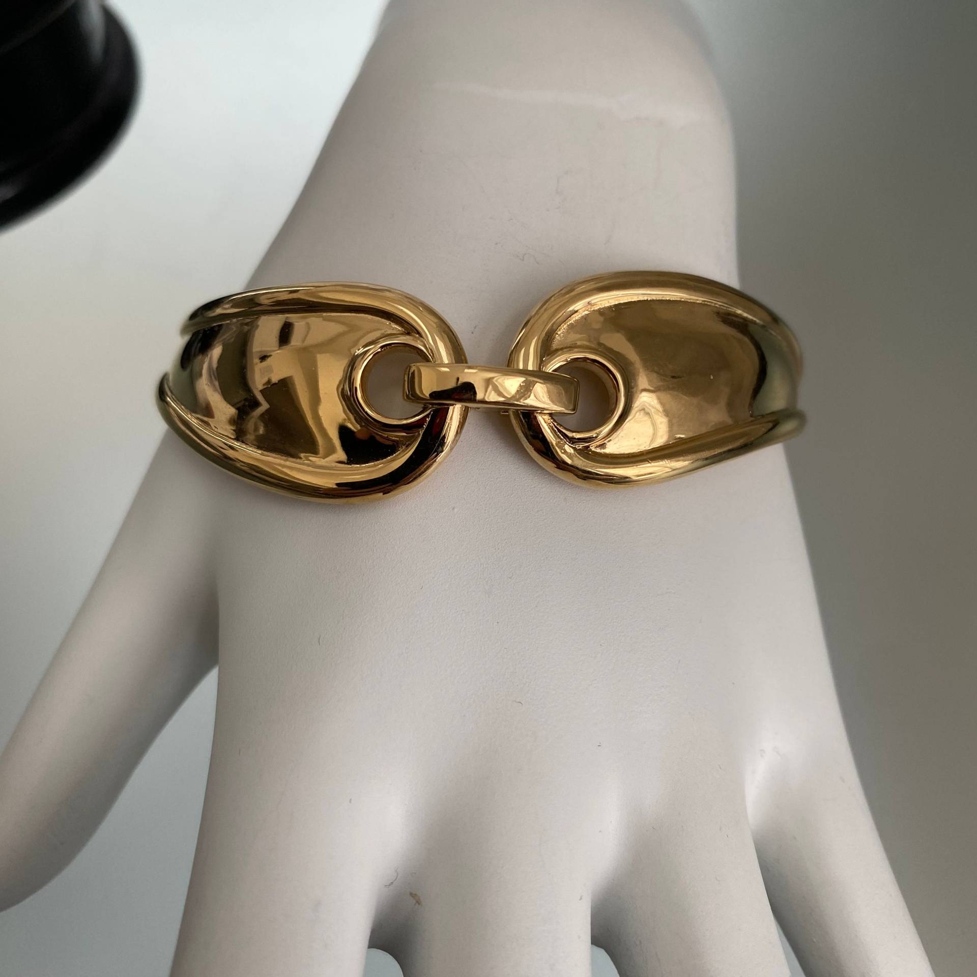 Bold Gold Armband-Reiter Modeschmuck New Old Stock Big Tone 2-Teiliges Modernes Armband Made in The U.s.a. Brautjungfern Geschenk Bold Gold Armband-Reiter Modeschmuck New Old Stock Big Tone 2-Teiliges Modernes Armband Made in The U.s.a. Brautjungfern Geschenk von Masterpearl