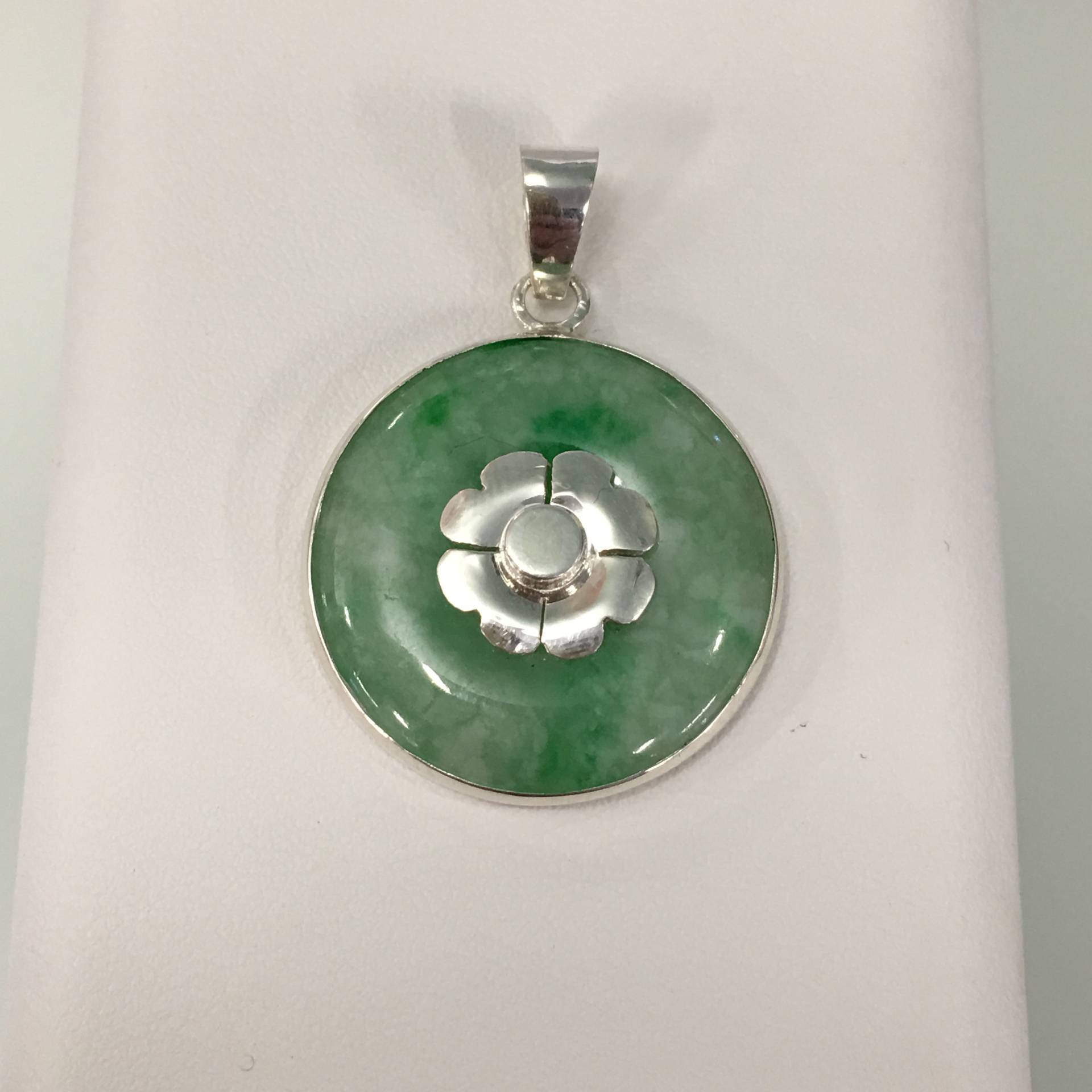 Grün Jade Donut Anhänger Sterling Silber Blumen Amulett Halskette Grün Jade Donut Anhänger Sterling Silber Blumen Amulett Halskette von Masterpearl