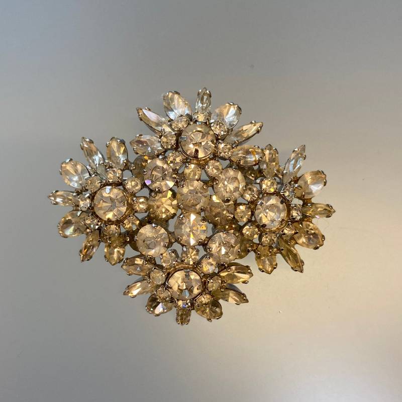 Sherman Tiered Brosche Signiert Klar Strass Runde Marquee Geformt Floral Design Mid Century Gustave Demi Parure von Masterpearl