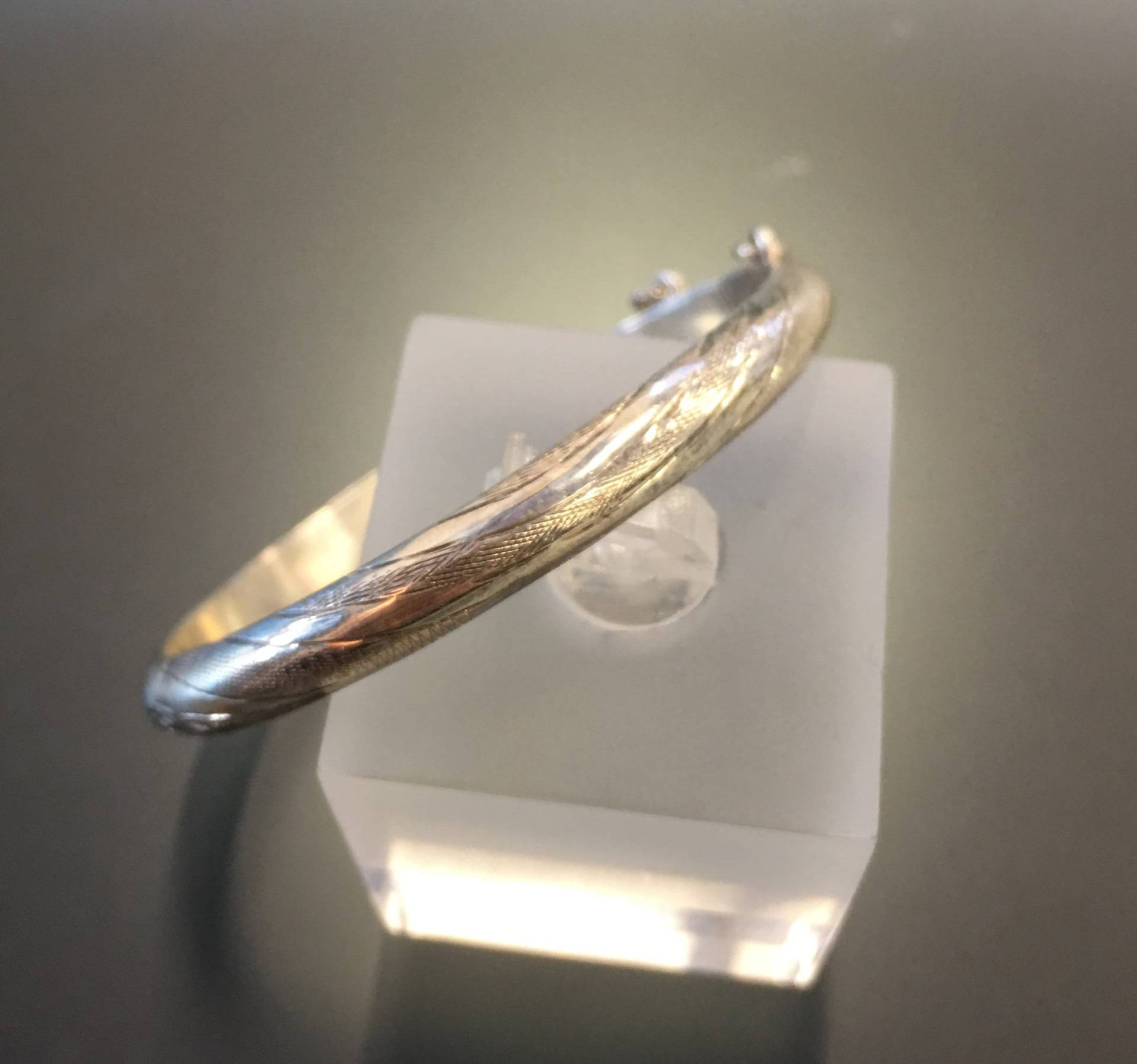 Vintage Geätztes Sterling Silber Baby Armreif Mit Sicherheitskette Vintage Geätztes Sterling Silber Baby Armreif Mit Sicherheitskette von Masterpearl