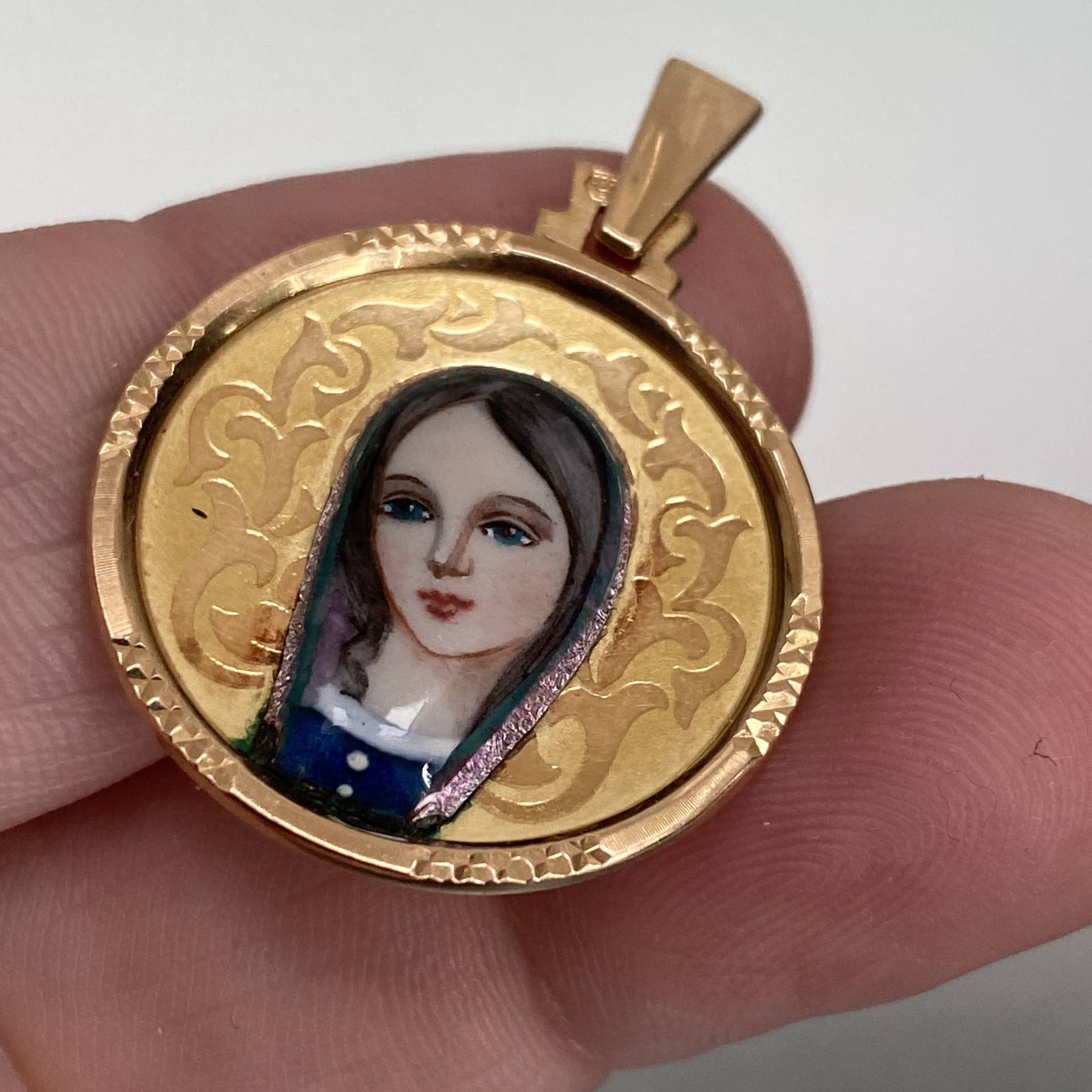 Vintage Madonna Anhänger 18K Gold Handgemaltes Emaille Porträt Von Bild Des Jungen Mädchens Jungfrau Maria 389 B Markenzeichen Vintage Madonna Anhänger 18K Gold Handgemaltes Emaille Porträt Von Bild Des Jungen Mädchens Jungfrau Maria 389 B Markenzeichen von Masterpearl