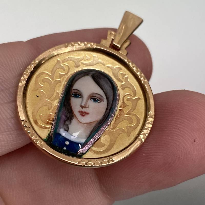 Vintage Madonna Anhänger 18K Gold Handgemaltes Emaille Porträt Von Bild Des Jungen Mädchens Jungfrau Maria 389 B Markenzeichen Vintage Madonna Anhänger 18K Gold Handgemaltes Emaille Porträt Von Bild Des Jungen Mädchens Jungfrau Maria 389 B Markenzeichen von Masterpearl