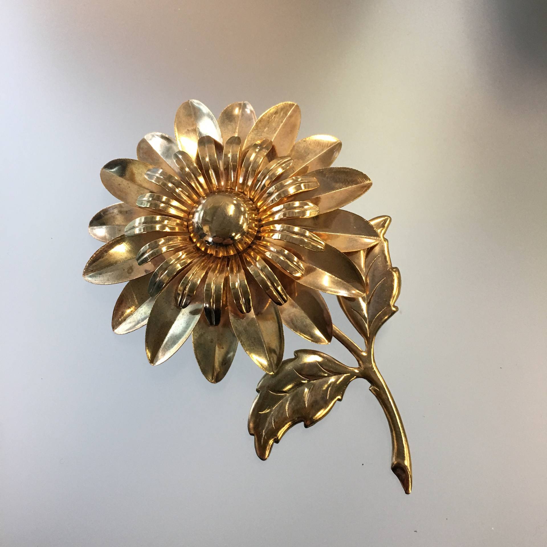 Vintage Margeriten Brosche Goldfarben 1960Er Jahre Retro Modeschmuck Vintage Margeriten Brosche Goldfarben 1960Er Jahre Retro Modeschmuck von Masterpearl