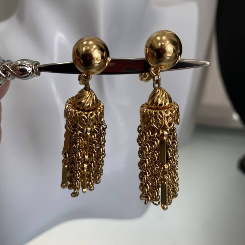 Vintage Monet Quaste Ohrringe Goldfarbene Signierte Ohrringe, Ohrclips Modeschmuck Circa 1970 Vintage Monet Quaste Ohrringe Goldfarbene Signierte Ohrringe, Ohrclips Modeschmuck Circa 1970 von Masterpearl