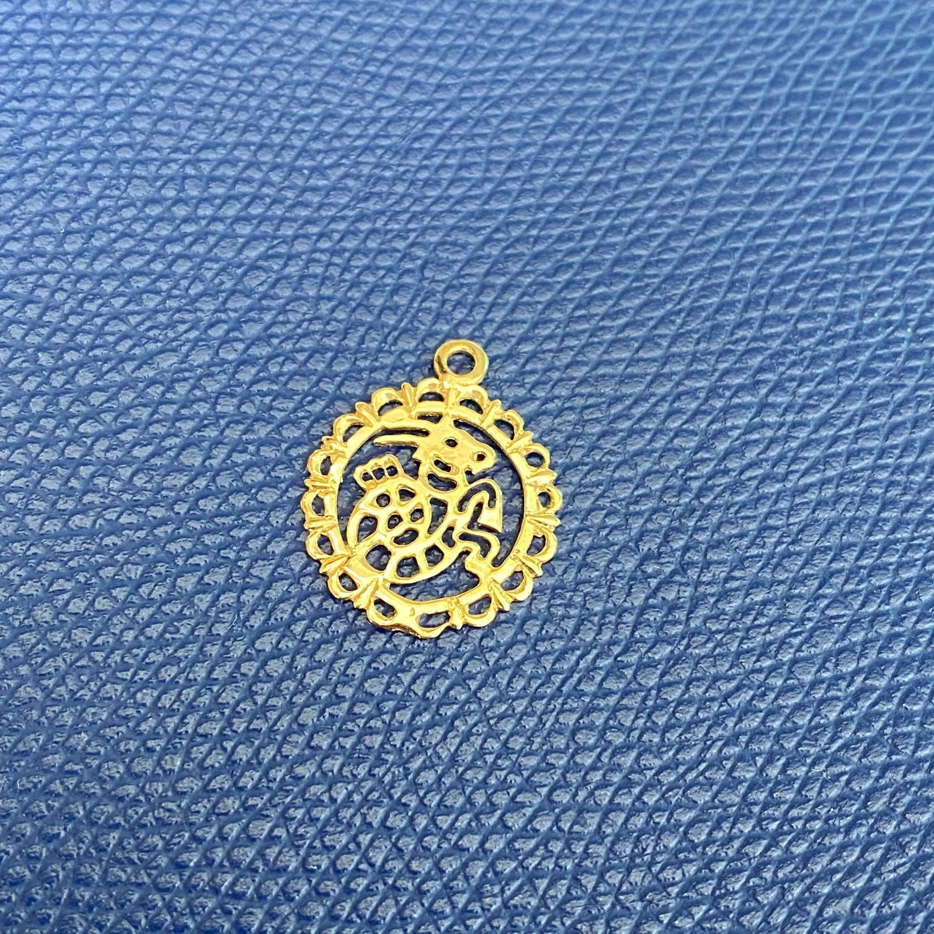 Vintage Steinbock Sternzeichen Anhänger 10K Gold Astrologie Charm, Das Zeichen Der Seeziege Durchbohrt Design Auf Rundem Vintage Steinbock Sternzeichen Anhänger 10K Gold Astrologie Charm, Das Zeichen Der Seeziege Durchbohrt Design Auf Rundem von Masterpearl