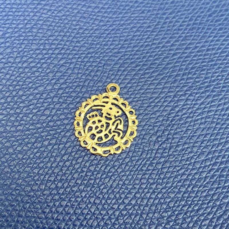 Vintage Steinbock Sternzeichen Anhänger 10K Gold Astrologie Charm, Das Zeichen Der Seeziege Durchbohrt Design Auf Rundem Vintage Steinbock Sternzeichen Anhänger 10K Gold Astrologie Charm, Das Zeichen Der Seeziege Durchbohrt Design Auf Rundem von Masterpearl