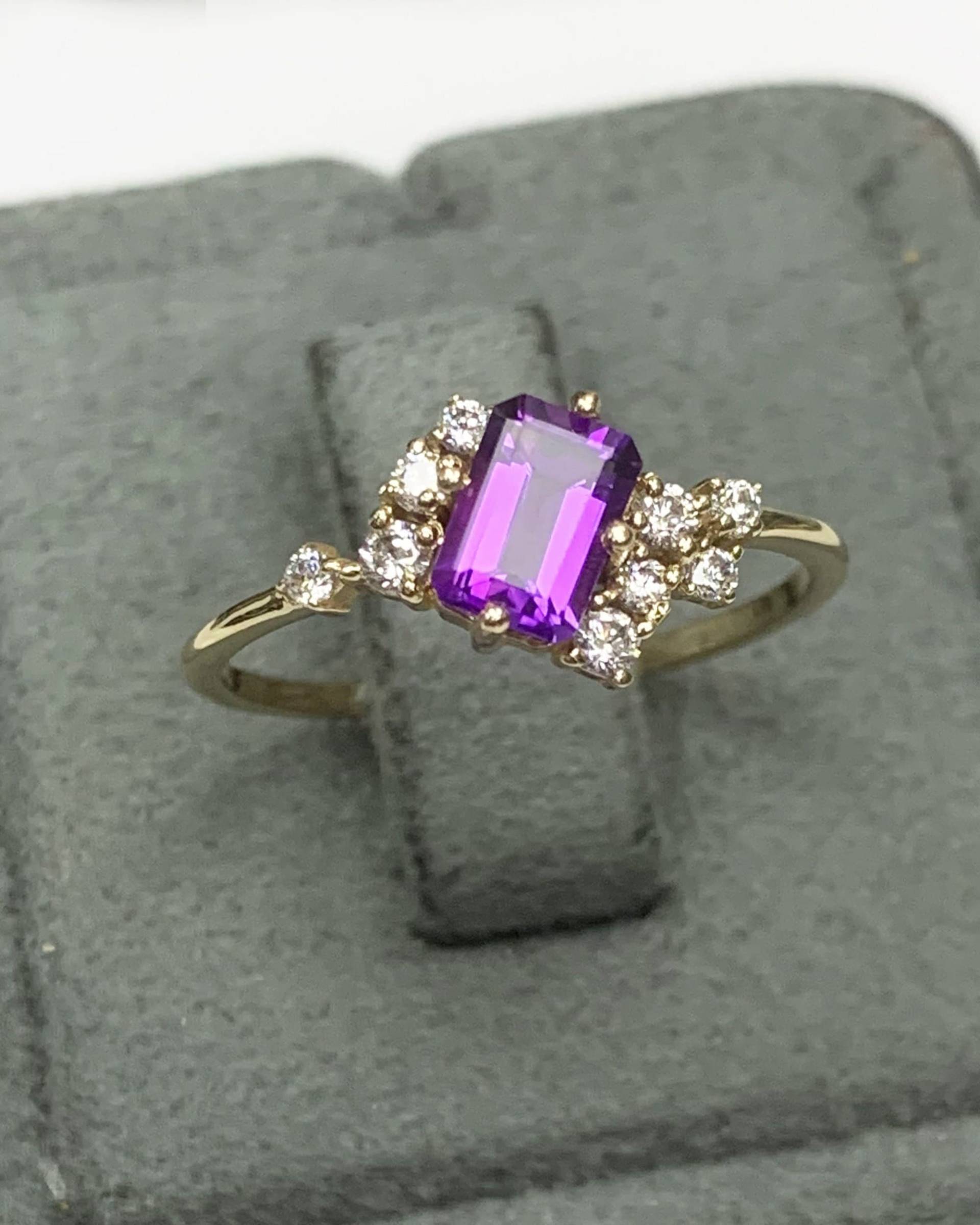 Baguette Amethyst Verlobungsring, Zierliche Diamant Cz Cluster, 8K 14K Solid Gold, Echter Edelstein Im Smaragdschliff, Februar Birthstone Bestes Baguette Amethyst Verlobungsring, Zierliche Diamant Cz Cluster, 8K 14K Solid Gold, Echter Edelstein Im Smaragdschliff, Februar Birthstone Bestes von MastikaJewelry