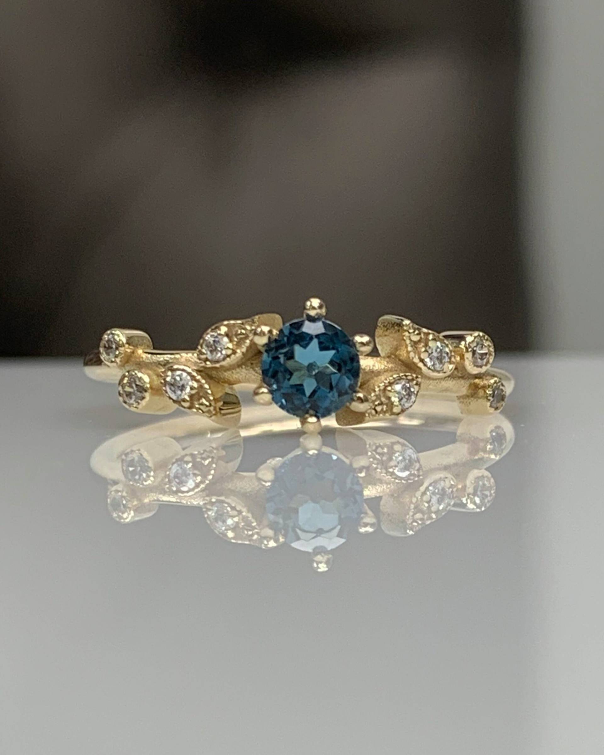 Blumen-Art-Deco-Ring Mit Zertifizierten London Blue Topas & Echten Diamanten Oder Cz, 14K 8K Solid Gold Dainty Verlobungsring, Dezember Stein von MastikaJewelry