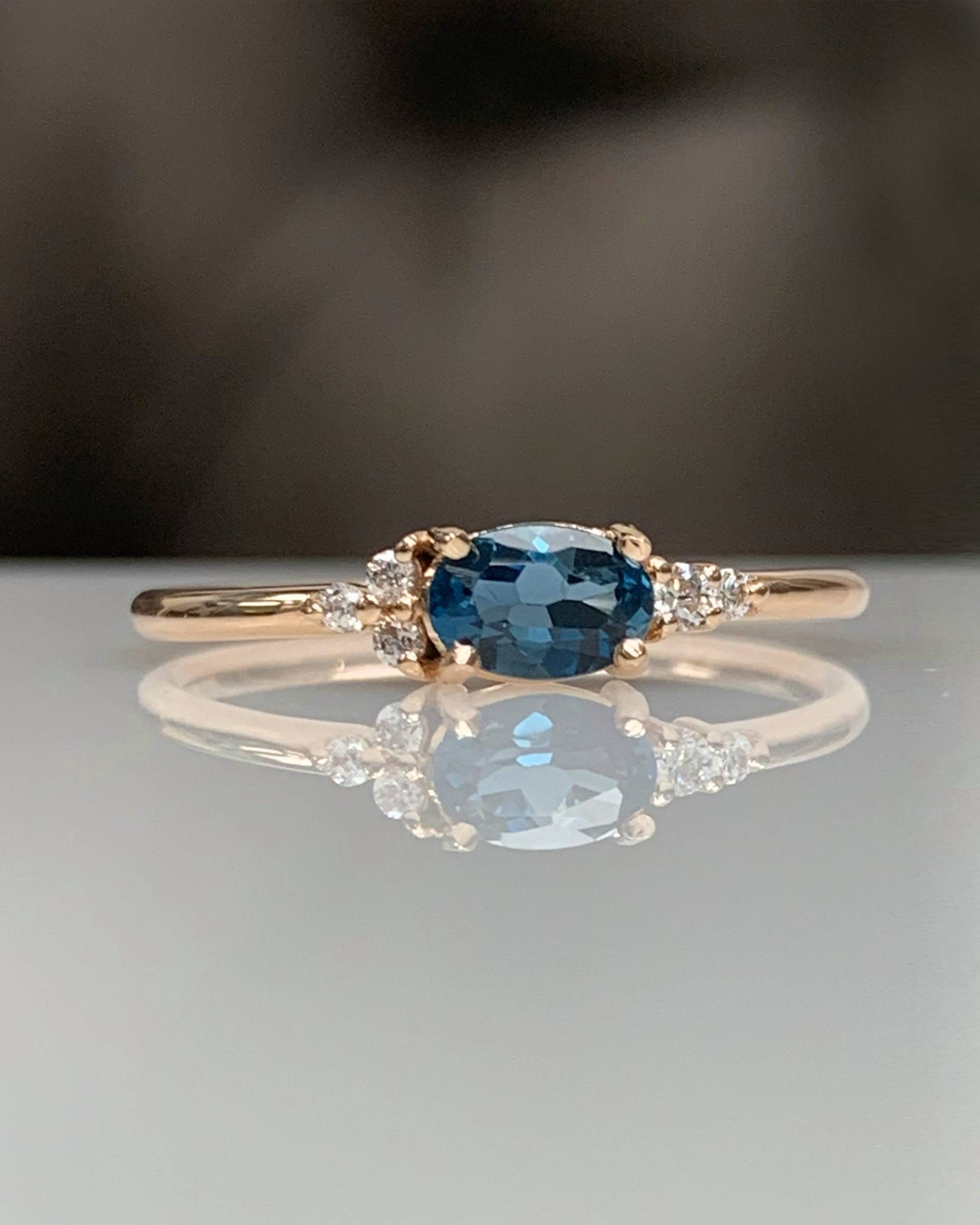 London Blauer Topas Mit Winzigen Diamanten Stapelbarer Ring, Zierlicher Stilvoller Verlobungsring, 8K 14K Solid Gold, Echter Edelstein, Bestes von MastikaJewelry
