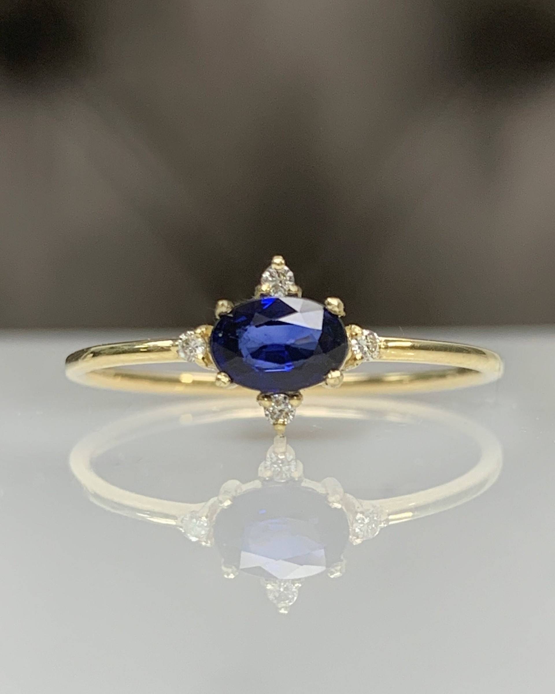 Natürlicher Blauer Saphir Mit Winzigem Akzentdiamant, Zierlicher Ost-West-Cluster-Ring, Echter Ovaler Edelstein September Geburtsstein, 14K Solidem von MastikaJewelry