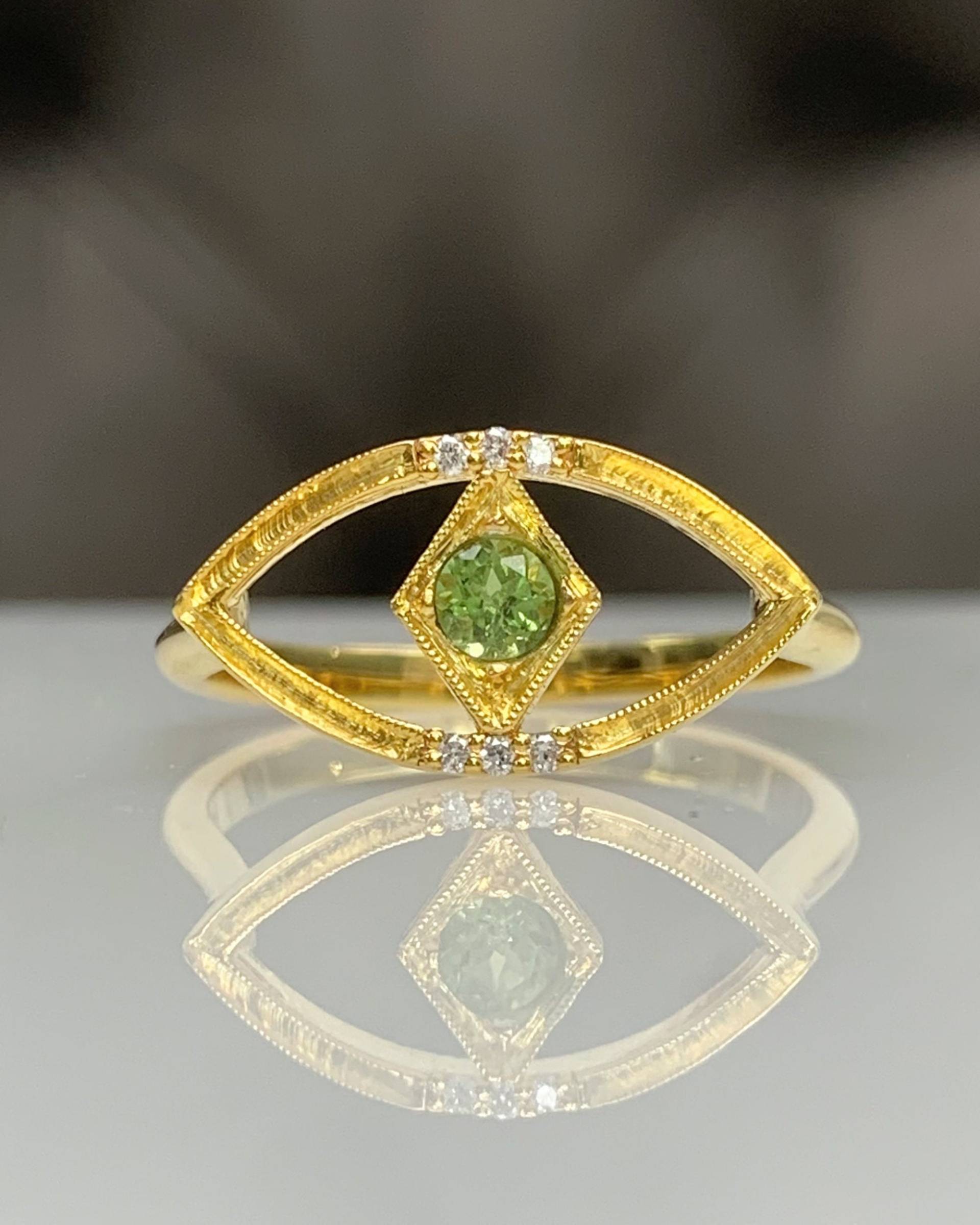 Natürlicher Peridot Evil Eye Ring Mit Winzigen Diamanten, Zierlicher, Stilvoller Charm Ring, 14K Gold Oder 925 Silber, Täglicher Schutzring von MastikaJewelry
