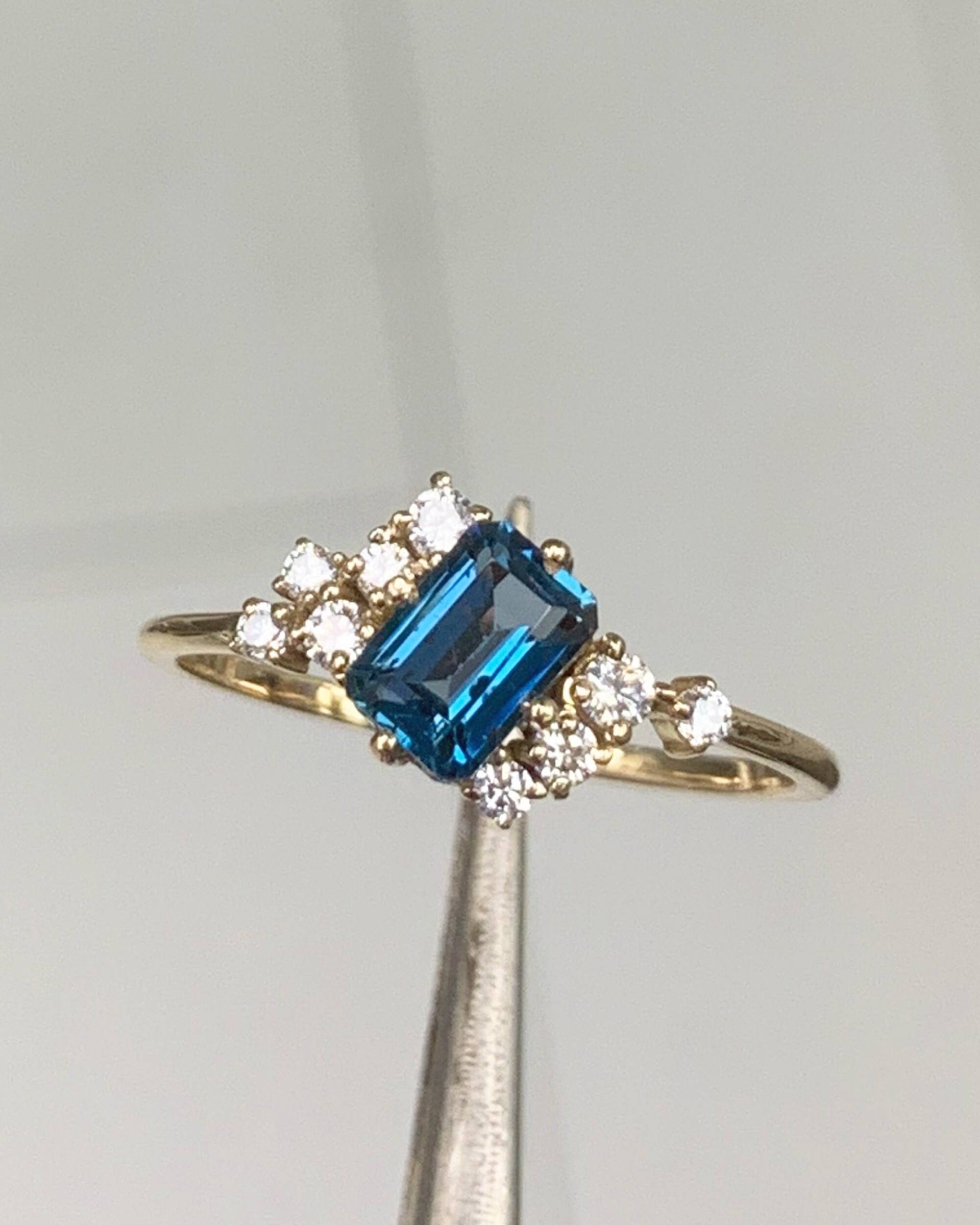 Smaragd Schnitt London Topas Verlobungsring, Zierliche Baguette Gruppe, Echter Blauer Edelstein, 8K/14K Massivgold, Dezember Geburtsstein, Bestes von MastikaJewelry