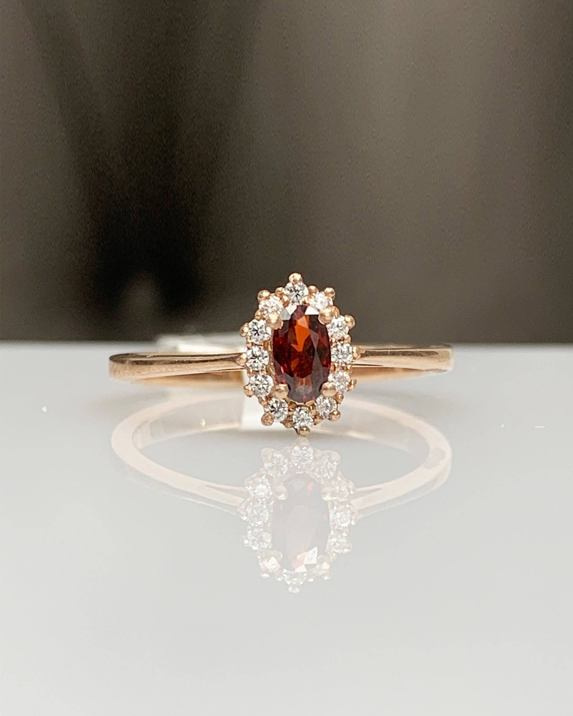 Vintage Rubin Mit Diamant Cz Verlobungsring, 8K 14K Solid Gold, Zierliche Halo Blume Cluster Ring, Juli Birthstone Echter Edelstein, Bestes Geschenk Vintage Rubin Mit Diamant Cz Verlobungsring, 8K 14K Solid Gold, Zierliche Halo Blume Cluster Ring, Juli Birthstone Echter Edelstein, Bestes Geschenk von MastikaJewelry
