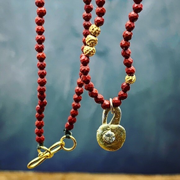 Handgemachte Gold Und Koralle Antik Inspirierte Halskette von MatanaJewelry