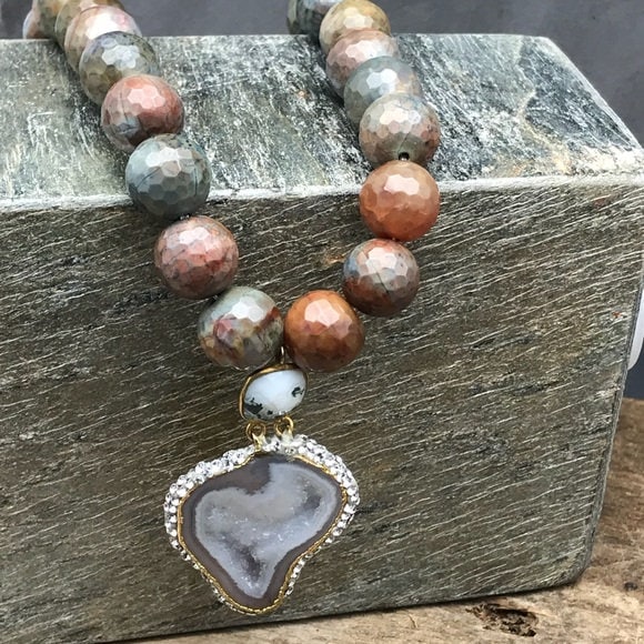 Handgemachte Statement-Kette Mit Jaspis Und Druzy von MatanaJewelry