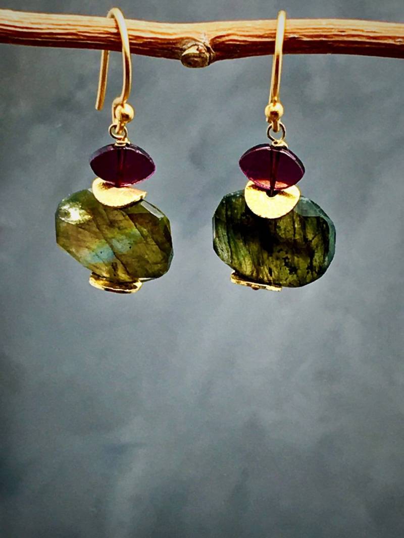 Labradorit Ohrringe, Flashy Schmuck, Baumeln Granat Und Tropfen, Matana Handgemachte Ohrringe Edelstein von MatanaJewelry