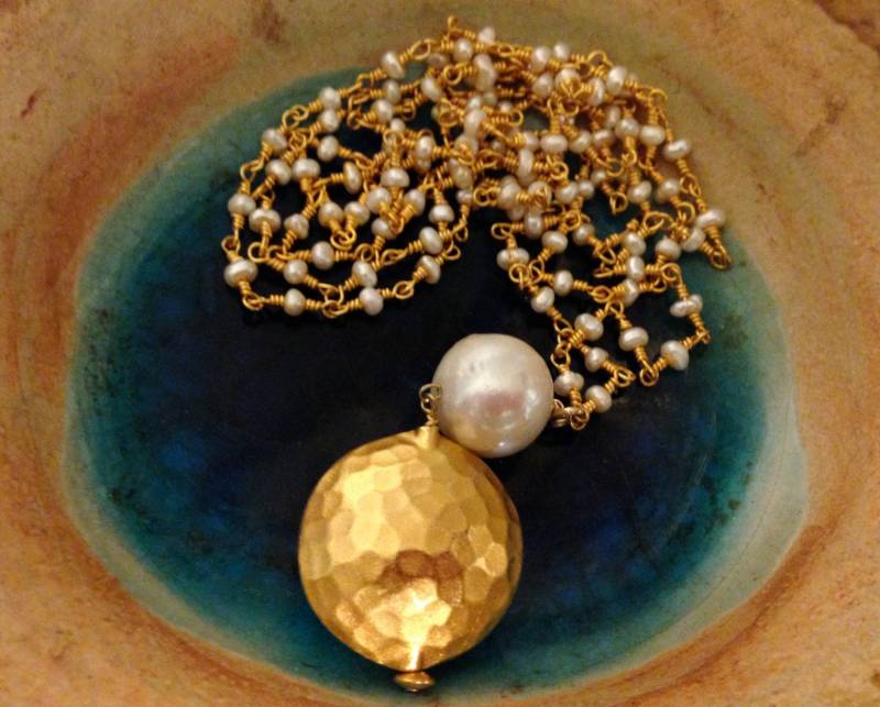 Lange Halskette Mit Perlen, 24K Gold Über Silber, Vermeil Disc, Barocke Perle Hängend von MatanaJewelry