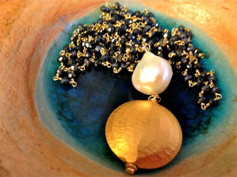 Lange Schwarze Spinell Halskette/Lariat Mit Barocken Perle Und Rustikale Matte 24K Über Silberscheibe. Matana Schmuck, Geschenk-Idee von MatanaJewelry