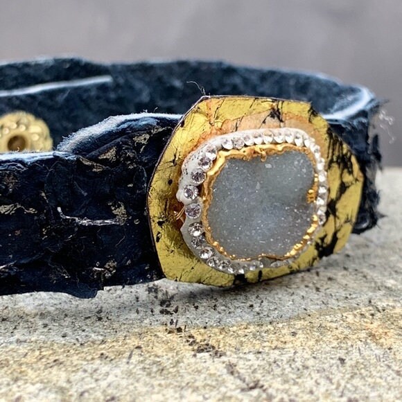 Leder Druzy Pave Armband - Marineblaues Kristallarmband Schnapparmband Etwas Blaues Statement-Armband Wickelarmband von MatanaJewelry
